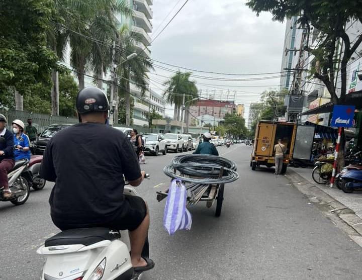 Hình ảnh xe lôi vận chuyển sắt thép cồng kềnh trên phố rất nguy hiểm cho người đi đường.