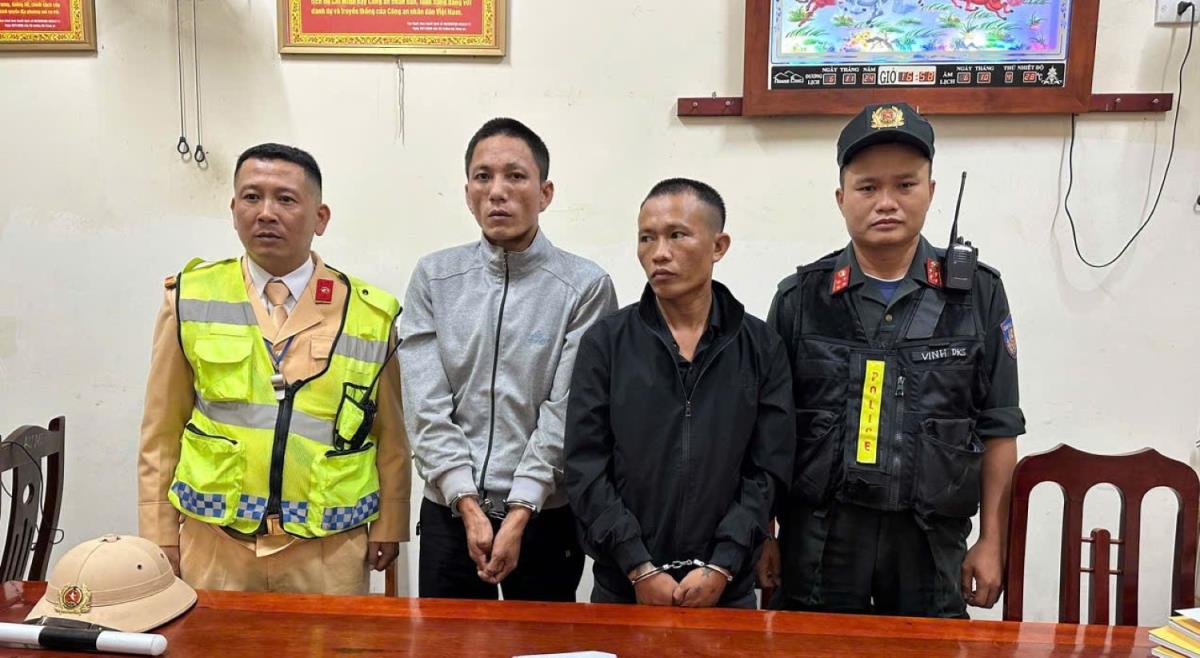 Quý và Phương (đứng giữa) bị bắt giữ cùng 200 viên nén nghi là ma túy.