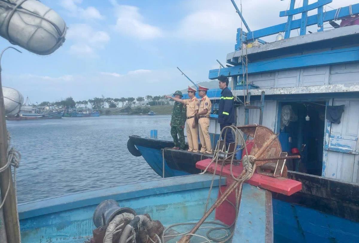 Lực lượng Cảnh sát giao thông và các lực lượng hướng dẫn tàu thuyền tránh trú.