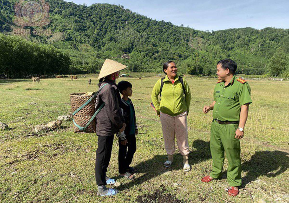 Đại úy Nguyễn Tuấn Vũ - Trưởng Công an xã Bok Tới ghi nhận tình hình ANTT từ người dân thôn T5.