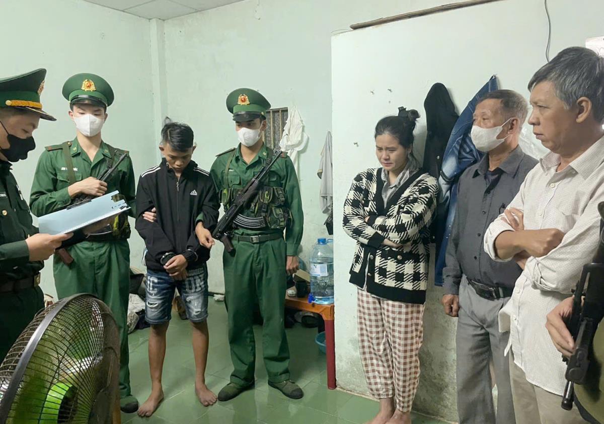 Bộ đội biên phòng thực hiện khám nhà và thực hiện lệnh tạm giữ các đối tượng.