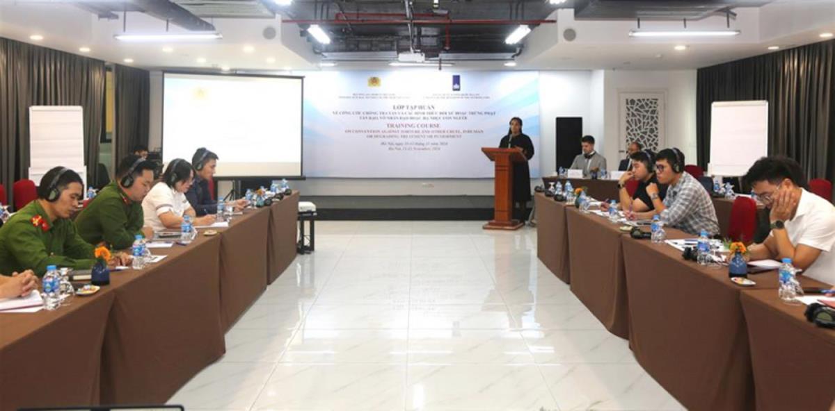 Các học viên lắng nghe bà Amanda Klemann trình bày về kỹ năng thuyết trình, kinh nghiệm giảng dạy.