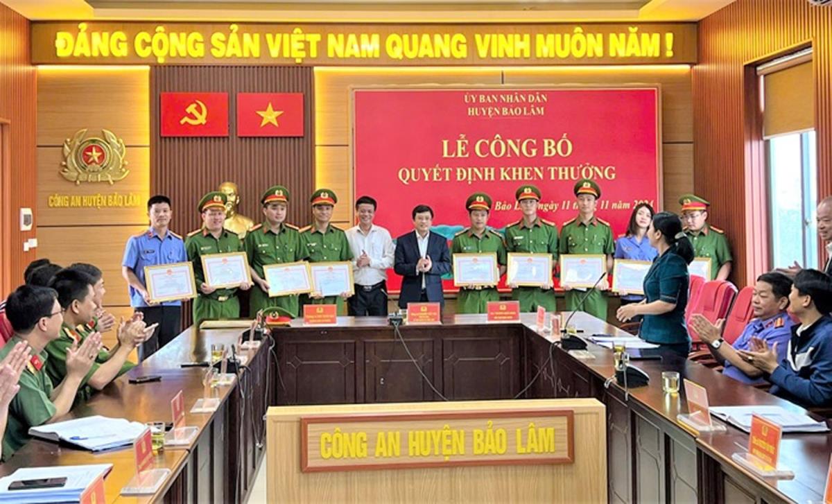 Lãnh đạo huyện Bảo Lâm trao thưởng cho các cá nhân.
