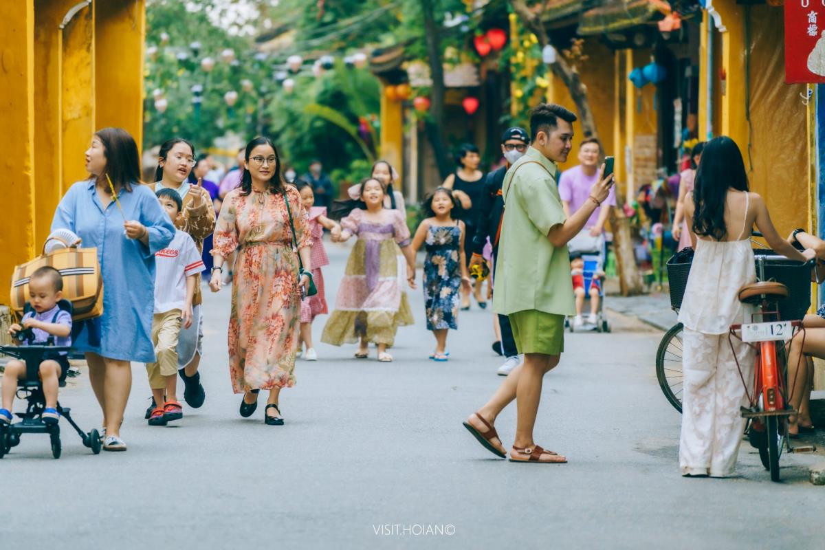 Du khách tham quan khu phố cổ Hội An.