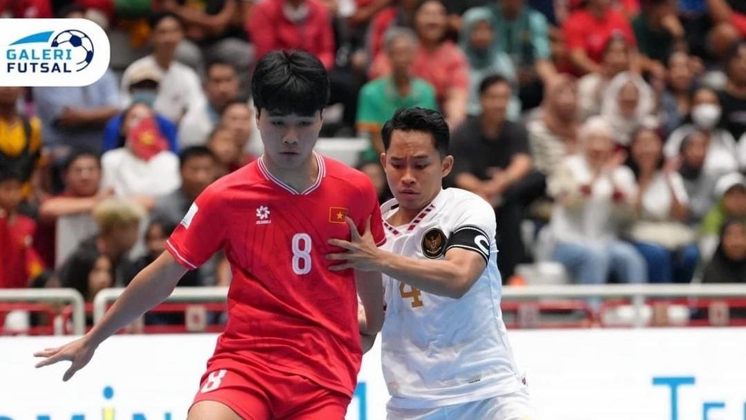 Đội tuyển futsal Việt Nam (áo sẫm) hụt chức vô địch lần thứ 3.