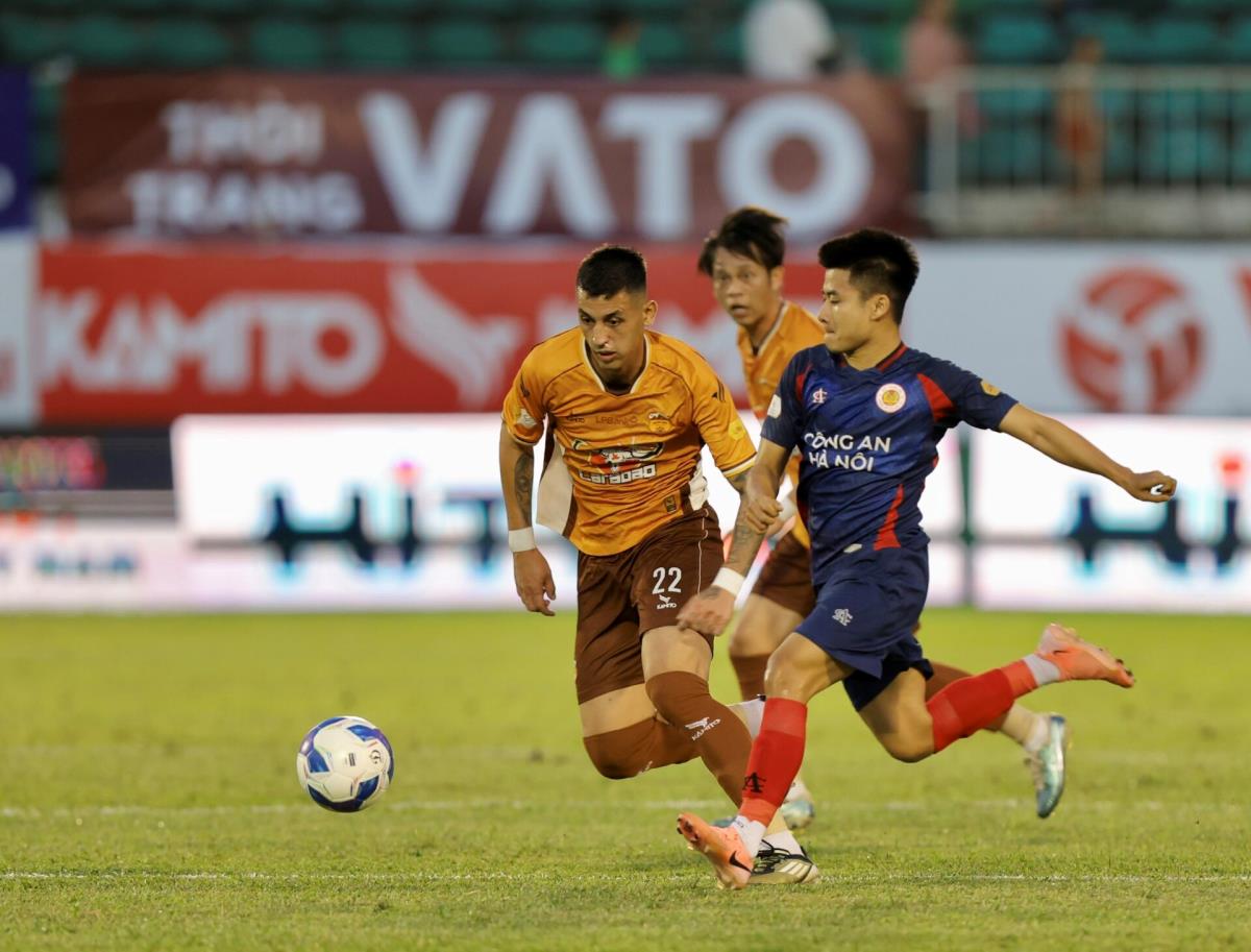 Công an Hà Nội (áo sẫm) bị hụt hơi ở phố núi Pleiku.