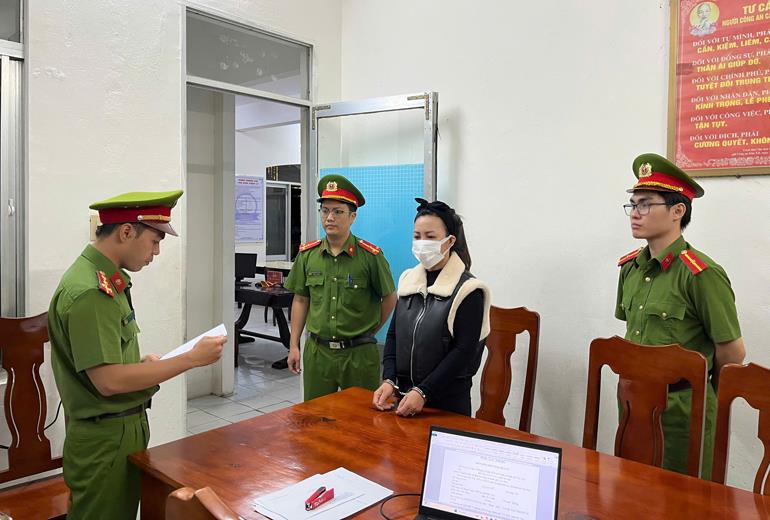 Cơ quan CSĐT Công an TP Tuy Hòa bắt giữ Lê Kim Nữ.