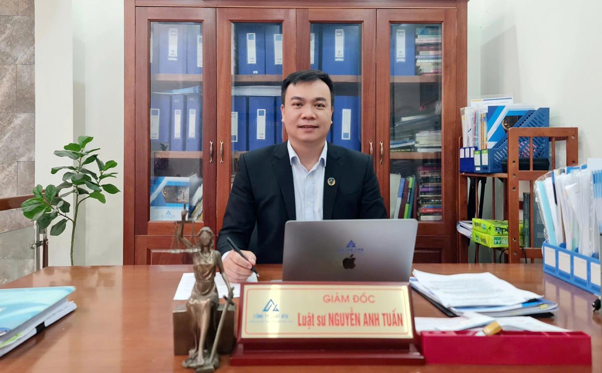 Người dân và khách hàng tập trung bên ngoài trụ sở GFDI khi Công an thực hiện khám xét khẩn cấp bên trong trụ sở.