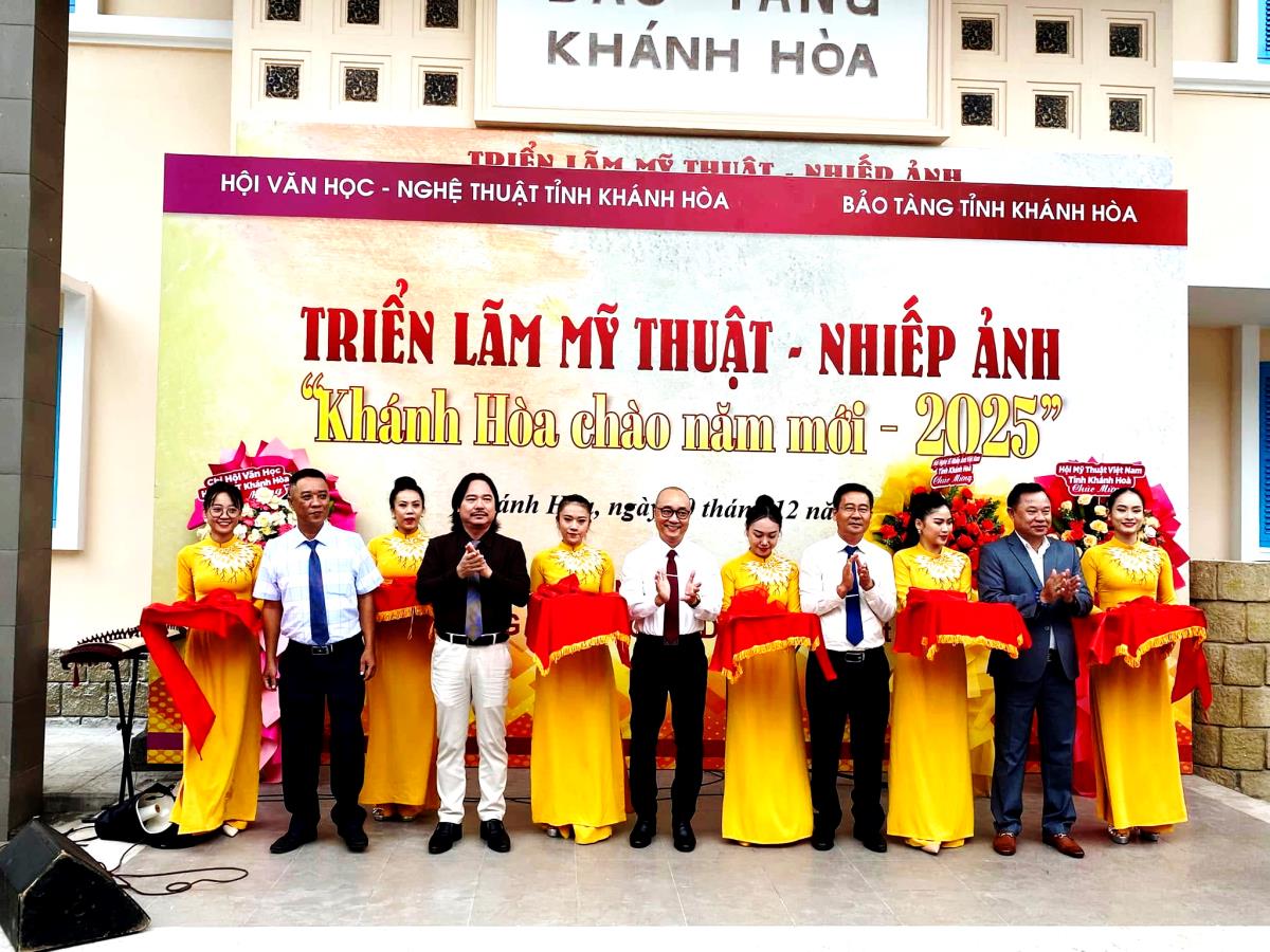 Các đại biểu thưởng lãm các tác phẩm nghệ thuật được trưng bày, giới thiệu triển lãm.