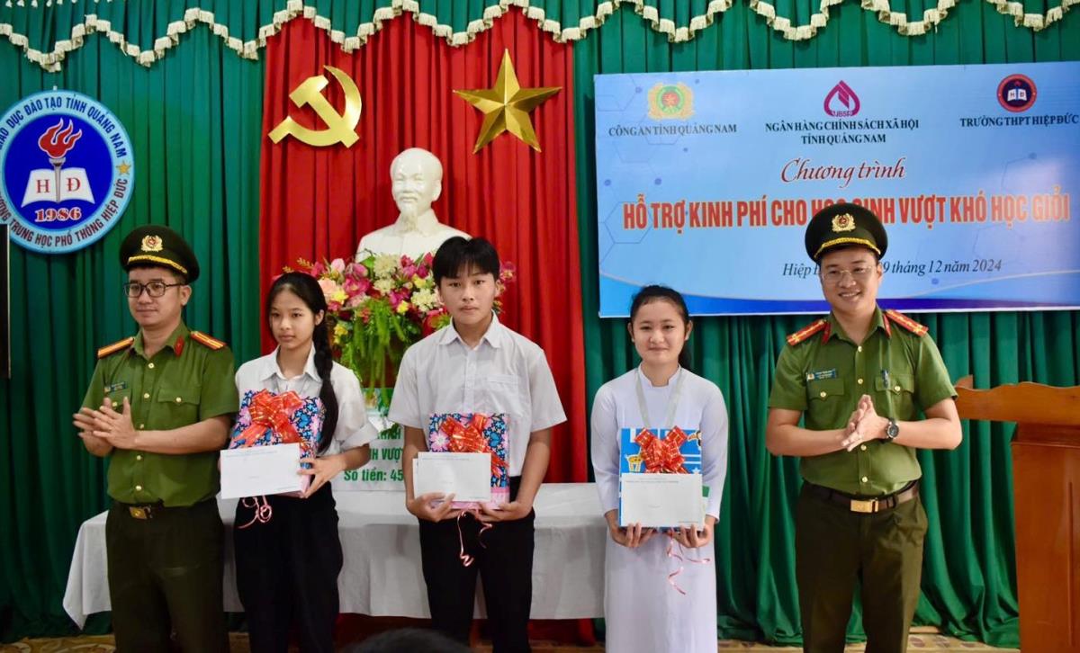 Ban Thanh niên Công an tỉnh Quảng Nam trao kinh phí hỗ trợ cho “Em nuôi của Đoàn”.