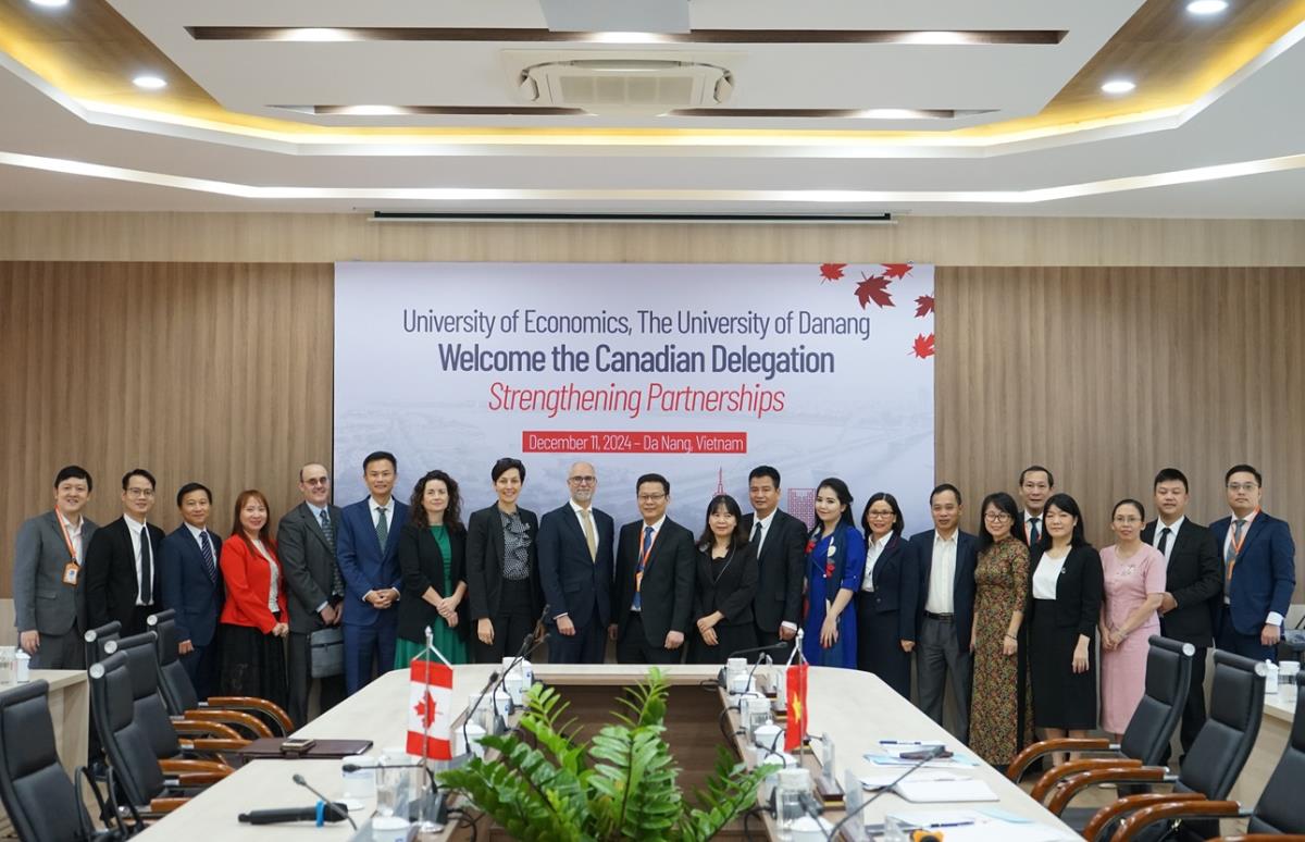 Đoàn Đại sứ Canada và Trường ĐHKT Đà Nẵng chụp ảnh lưu niệm tại buổi làm việc.