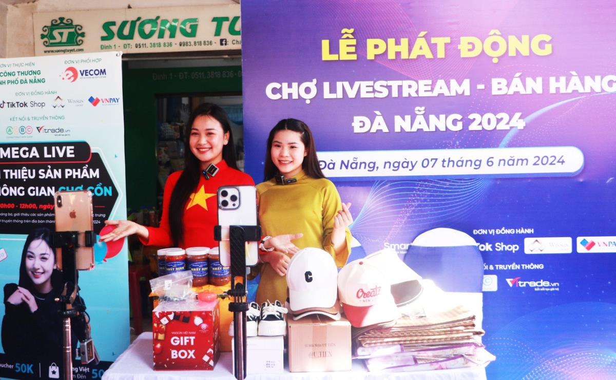 1 doanh nghiệp Đà Nẵng livestream bán hàng trực tiếp tại "Phiên chợ livestream bán hàng – Đà Nẵng 2024”
tổ chức vào tháng 6-2024.