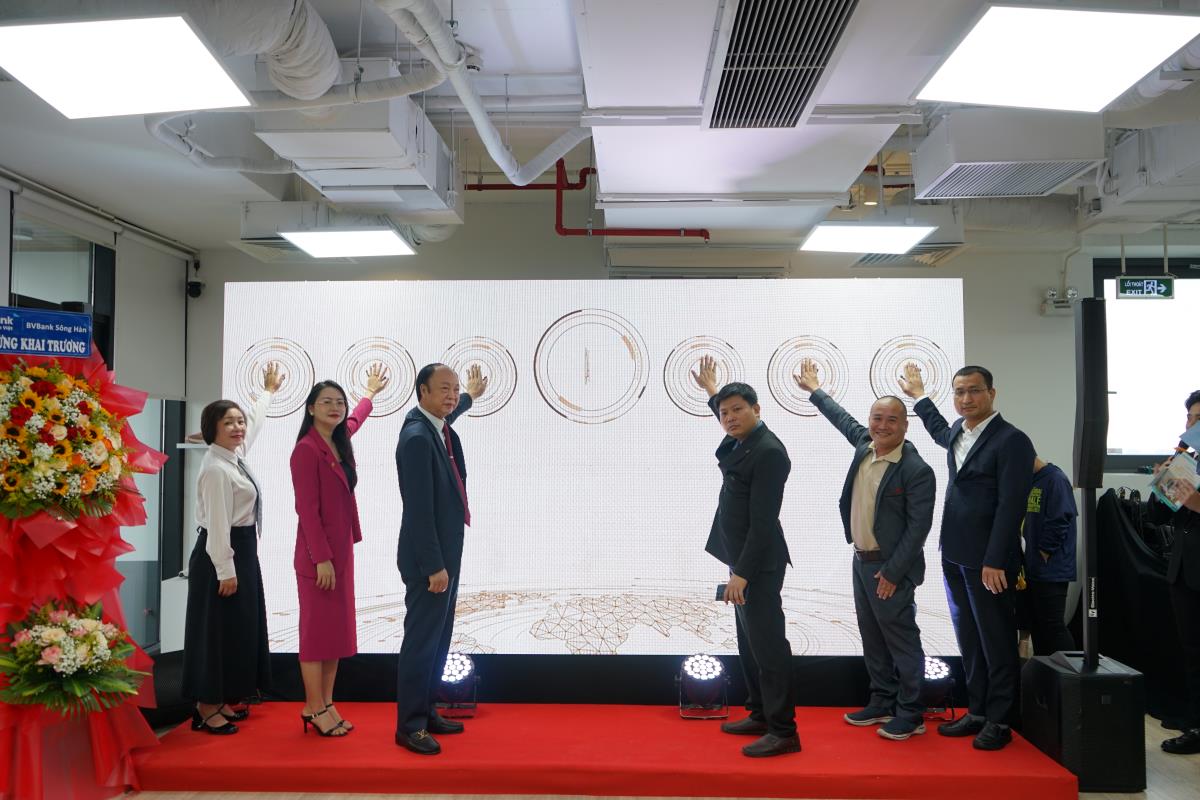 Đại biểu thực hiện nghi thức khai trương văn phòng Quỹ Đầu tư Khởi nghiệp Sáng tạo FUNDGO tại Đà Nẵng.