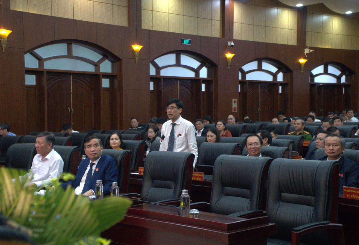 Một số khu đất vàng ở trung tâm Đà Nẵng rào tôn hoặc xây dựng để dang dở nhiều năm gây lãng phí nguồn lực đất đai.