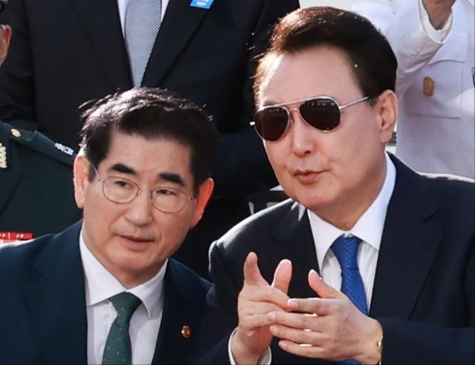 Cựu Bộ trưởng Quốc phòng Kim Yong-hyun (trái) và Tổng thống Yoon Suk Yeol (ảnh được chụp ngày 1-10-2024). Ảnh: Yonhap