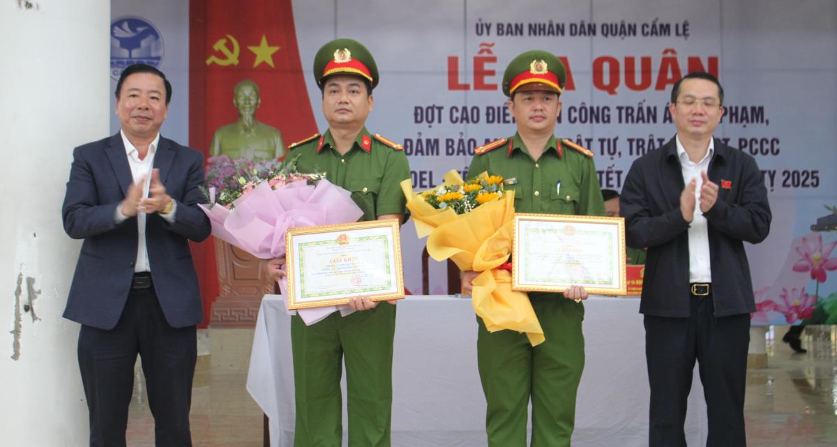 Chủ tịch UBND quận Cẩm Lệ trao thưởng cho 2 đơn vị