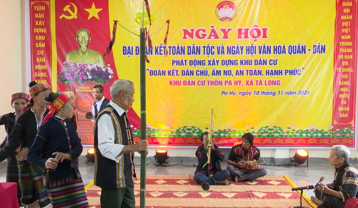 Đồng bào Vân Kiều tại huyện Đakrông (Quảng Trị) biểu diễn tiết mục đậm văn hóa truyền thống trong hoạt động của địa phương.