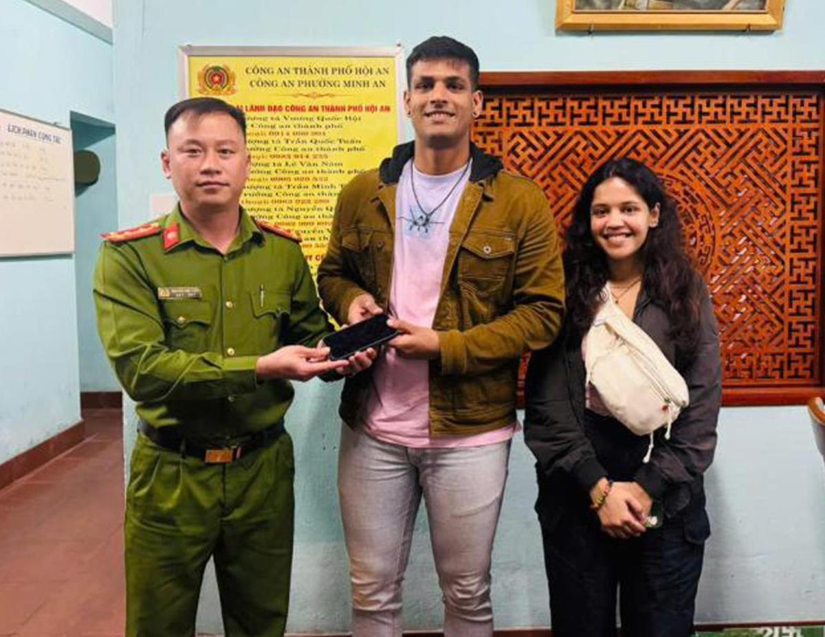 Công an phường Minh An trao lại chiếc ĐTDĐ cho anh Rajane.