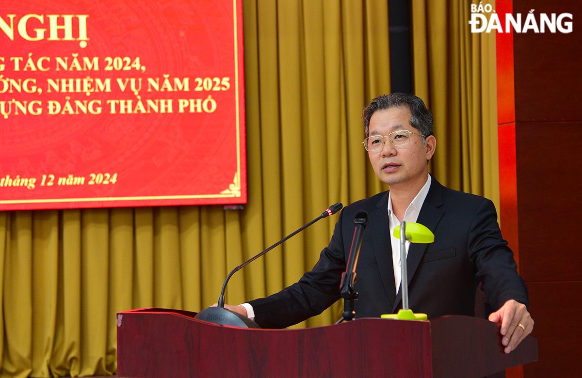 10 cá nhân được Ban Tổ chức Thành ủy tặng Giấy khen có thành tích xuất sắc nhiệm vụ công tác Tổ chức xây dựng Đảng năm 2024. Ảnh: T.PHƯƠNG