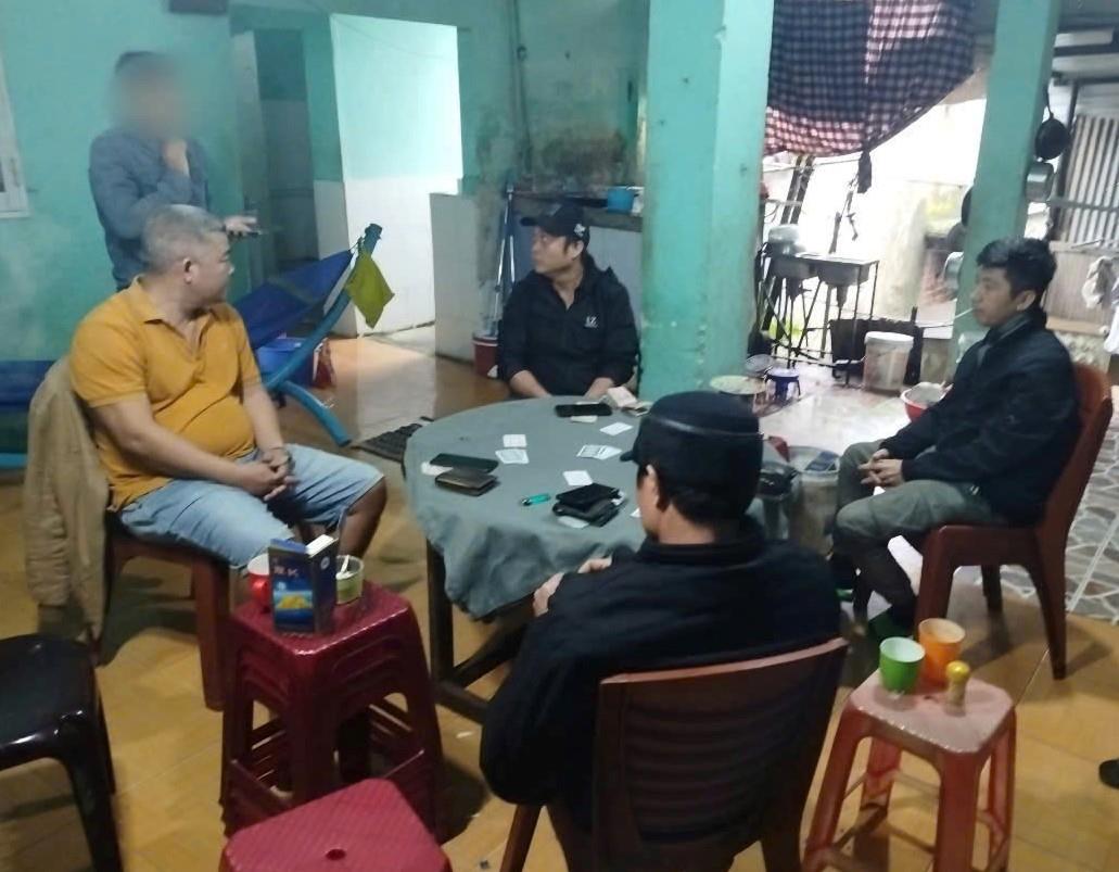 Các đối tượng đánh bạc bị bắt quả tang.