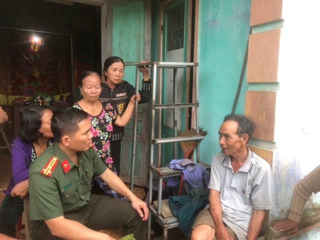 Lực lượng Công an huyện Duy Xuyên đưa ông Bảy về tận nhà.