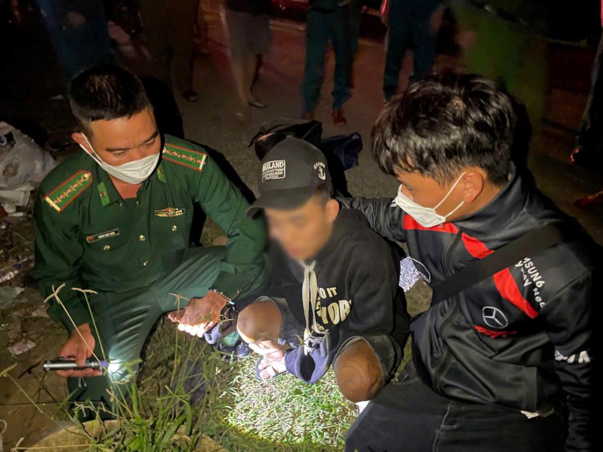 Lực lượng chức năng bắt quả tang đối tượng L. tàng trữ trái phép chất ma túy.