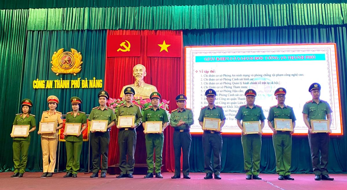 Đại tá Trần Đình Liên tặng Giấy khen của Giám đốc Công an thành phố cho các tập thể, cá nhân có thành tích xuất sắc trong công tác đoàn thể năm 2023.