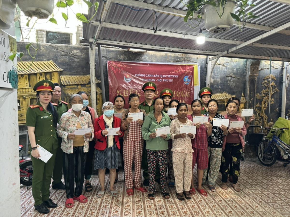 Đại diện Thanh tra Công an TP Đà Nẵng và các nhà hảo tâm tặng quà Tết cho gia đình cháu Uyên.