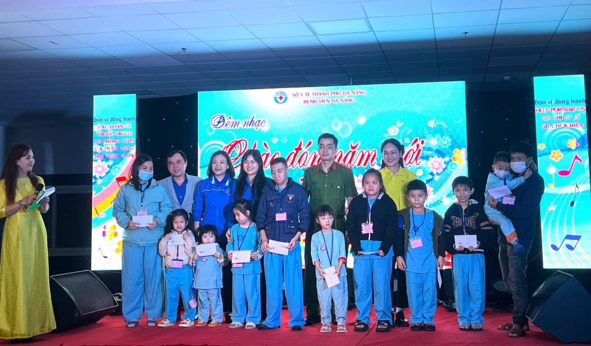 Bệnh viện Đà Nẵng tổ chức đêm nhạc chào đón năm mới 2024 và tặng quà cho bệnh nhân nghèo có hoàn cảnh khó khăn.