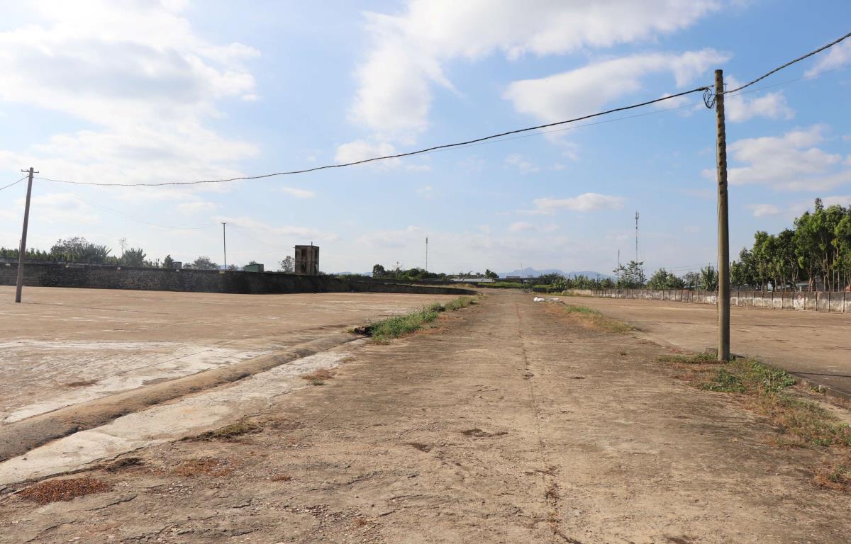 Khu đất do Công ty cà-phê Đăk Uy quản lý, nằm sát chợ trung tâm xã Hà Mòn bị bỏ hoang.