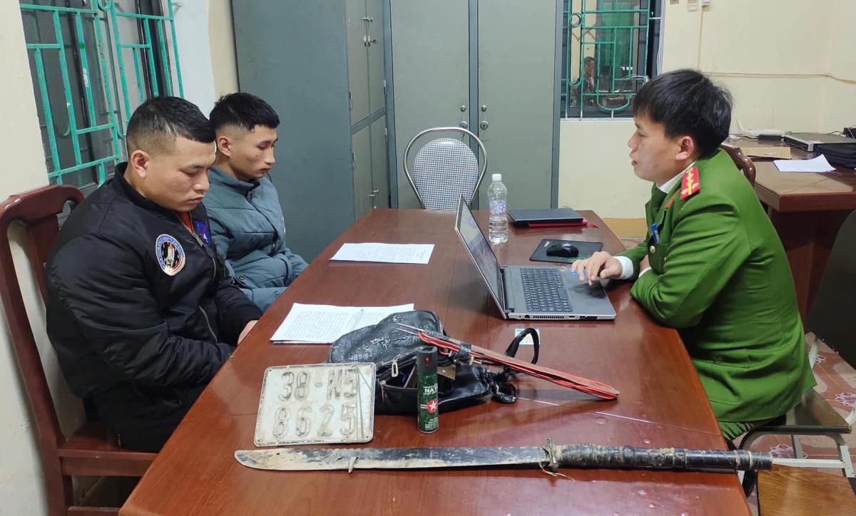 Định và Hoàng cùng các dụng cụ gây án.