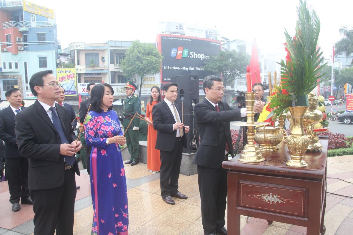 Đoàn dâng hương, đặt vòng hoa tại khu căn cứ lõm cách mạng B1 Hồng Phước