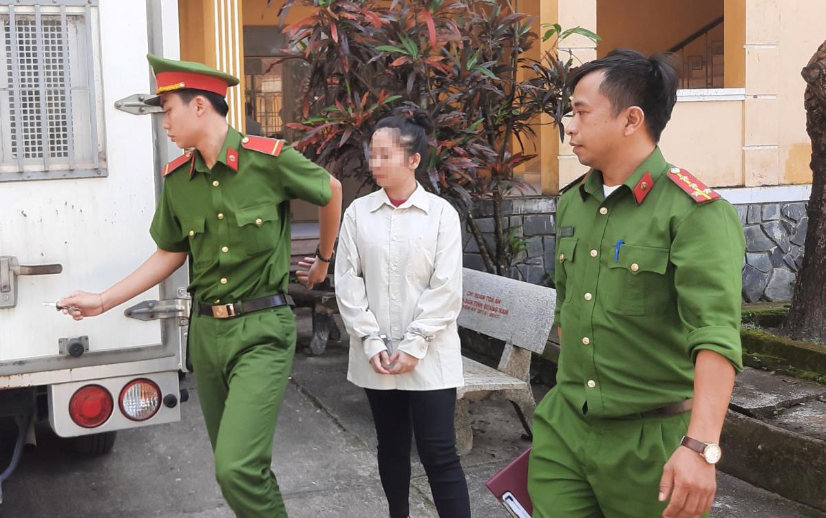 Lực lượng Cảnh sát dẫn giải bị cáo Nữ rời phiên tòa.