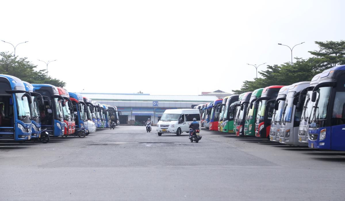 Người dân chờ lên xe từ Đà Nẵng về các tỉnh phía Bắc sáng 1-2.