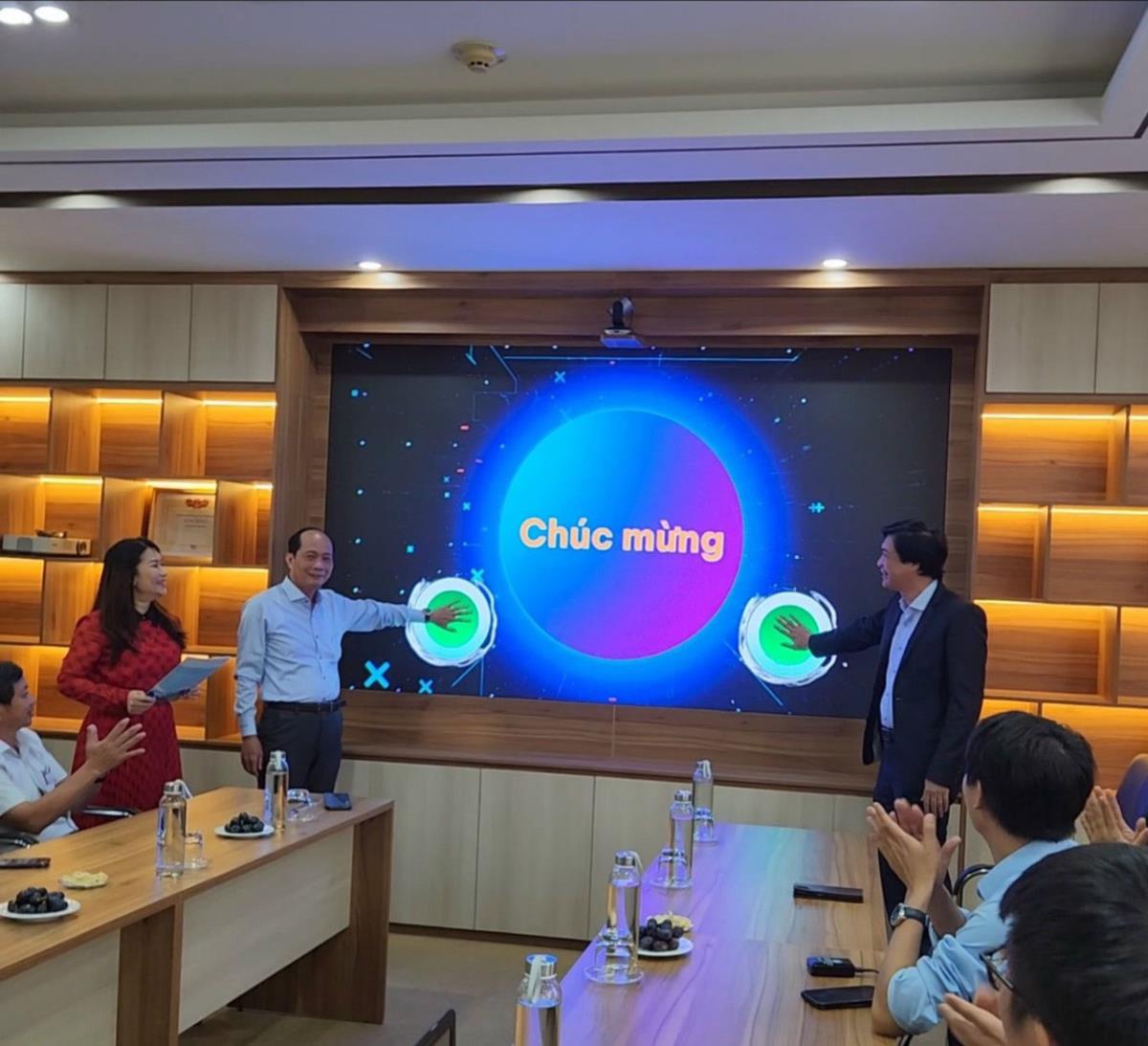 Chủ tịch Hội đồng quản trị Hồ Hương và Tổng giám đốc Hồ Minh Nam thực hiện nghi thức kích hoạt ra mắt phiên bản giao diện website Công ty mới.