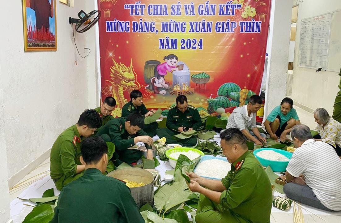 Công an phường Thuận Phước tổ chức gói bánh chưng mang lại không khí ấm áp, tăng thêm tình gắn kết quân dân.