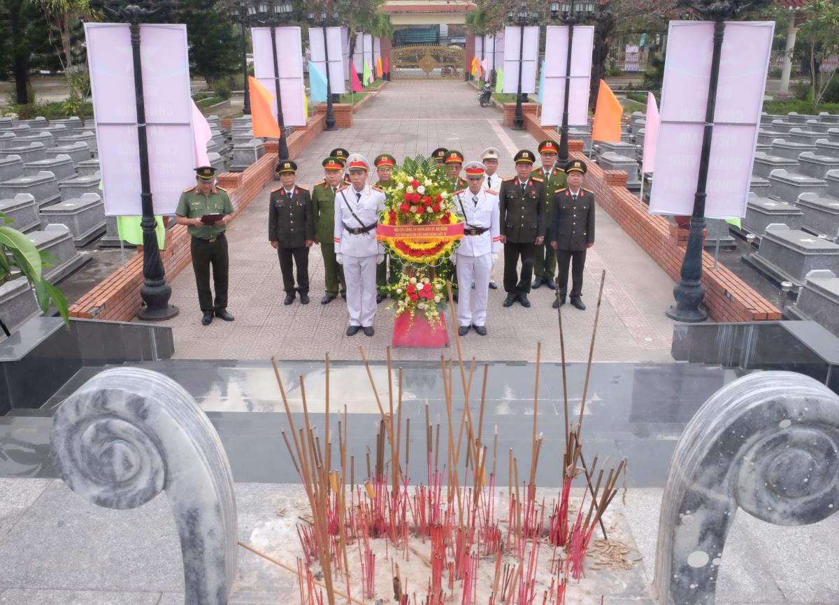 Đoàn cựu CAND TP Đà Nẵng chụp ảnh lưu niệm tại nghĩa trang liệt sĩ Hòa Hiệp