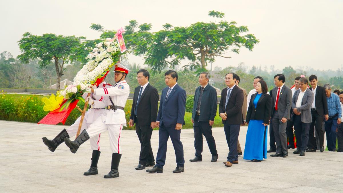 Phó Bí thư Thường trực Tỉnh ủy Quảng Nam Lê Văn Dũng thắp hương tại các phần mộ liệt sĩ.