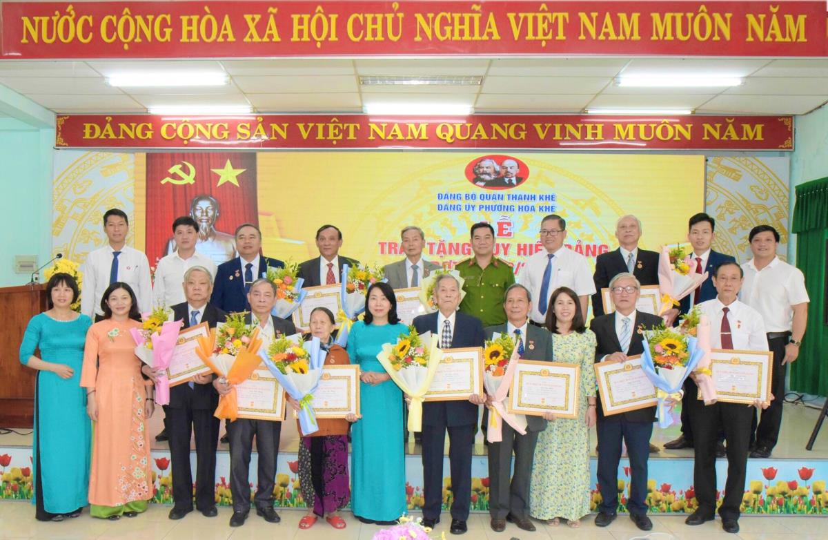 Phó Bí thư Quận ủy, Chủ tịch UBND quận Thanh Khê Hồ Thuyên trao Huy hiệu Đảng cho các đảng viên phường Thạc Gián