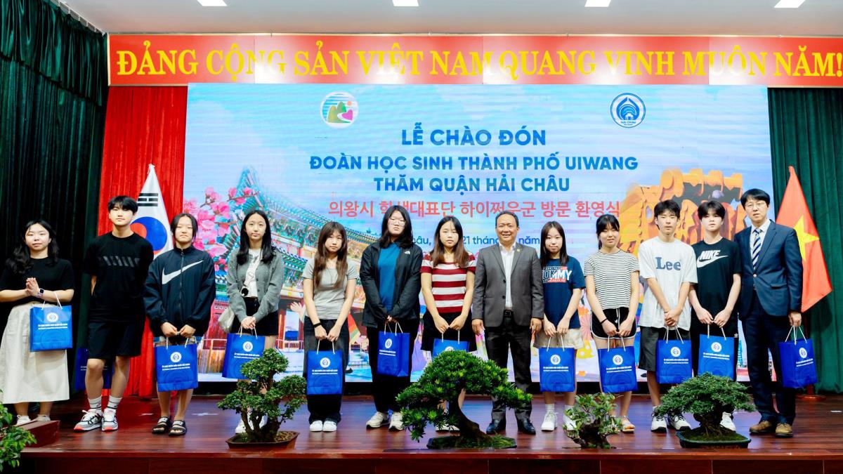 Lãnh đạo quận Hải Châu tặng quà cho 10 em học sinh của TP UiWang tham gia chương trình giao lưu.