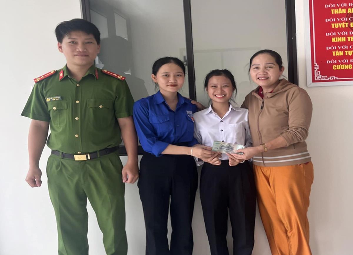 Hai em Dung và Trinh (đứng giữa) trả lại số tiền nhặt được cho bà Dương.