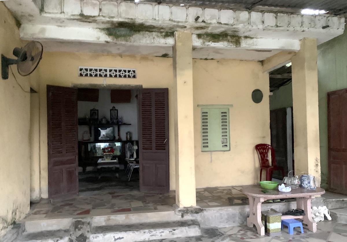 Ngôi nhà của gia đình ông Thân xuống cấp trầm trọng nhưng không thể sửa chữa.