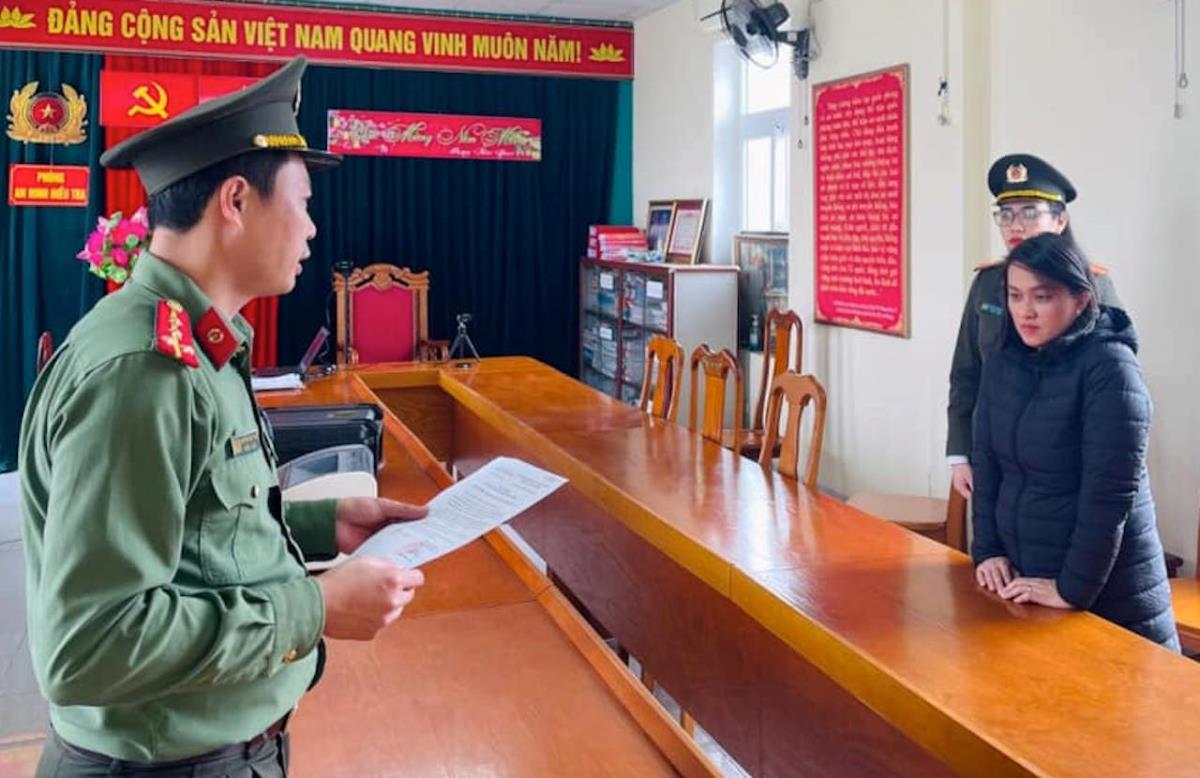 Cơ quan ANĐT tống đạt quyết định khởi tố bị can đối với Trương Thị Mai Ca.