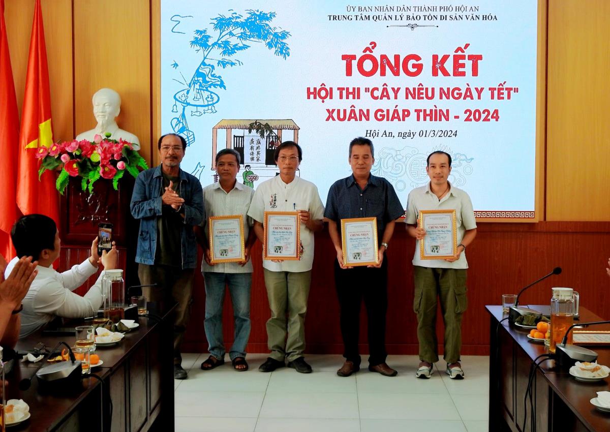 Ban tổ chức trao giải cho các đơn vị đoạt giải.