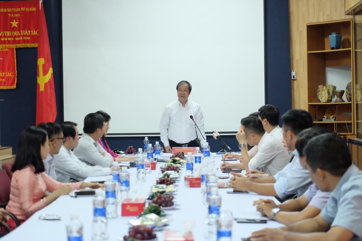 Đoàn công tác Bộ GDĐT chụp hình lưu niệm cùng giáo viên Trường THPT chuyên Lê Quý Đôn