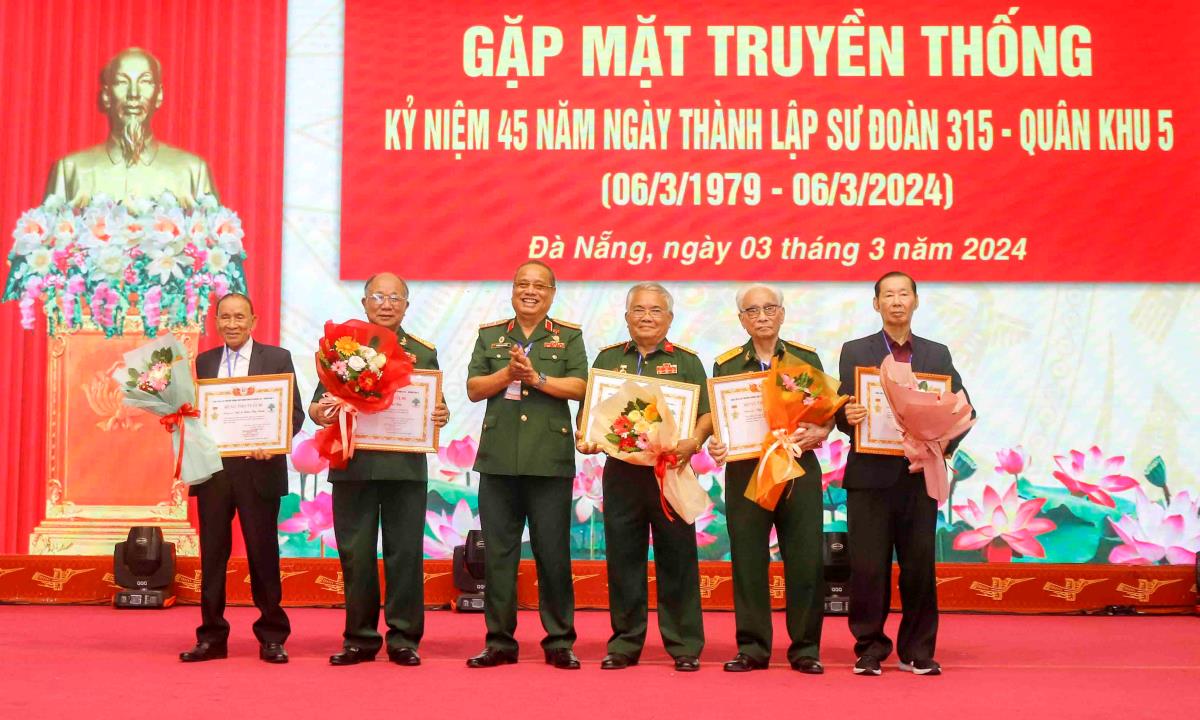 Trung tướng Trương Đức Nghĩa trao quà của Ban Liên lạc truyền thống Cựu chiến binh Sư đoàn 315 (Quân khu 5) tại Đà Nẵng mừng thọ các cựu chiến binh tròn 80 tuổi.