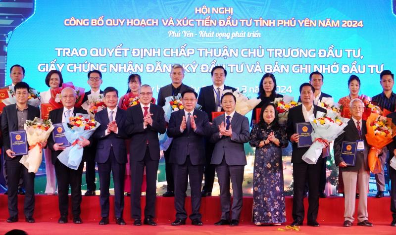 Chủ tịch Quốc Hội Vương Đình Huệ, Phó Thủ tướng Trần Hồng Hà, lãnh đạo tỉnh Phú Yên cùng các nhà đầu tư vừa được chấp thuận chủ trương đầu tư. Ảnh: BTC