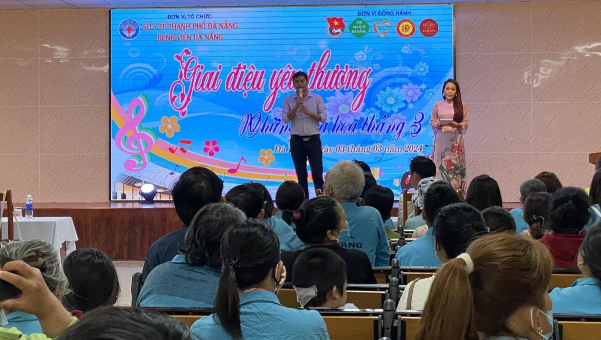 Các nhà hảo tâm và nhân viên bệnh viện phát các suất ăn miễn phí cho người bệnh.