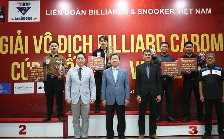Ban tổ chức trao giải nội dung Carom 3 băng nam.