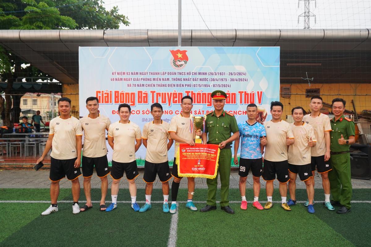 Ban tổ chức trao giải vô địch cho đội tuyển Công ty TNHH Công nghệ Thành Tài.